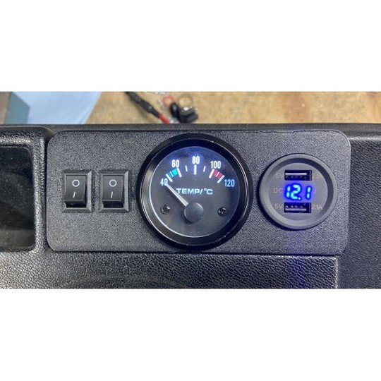 Une platine tout équipé de tableau de bord avec 2 interrupteur, 2 port USB, un voltmètre digital et un manomètre de température d'eau Renault 4 4L